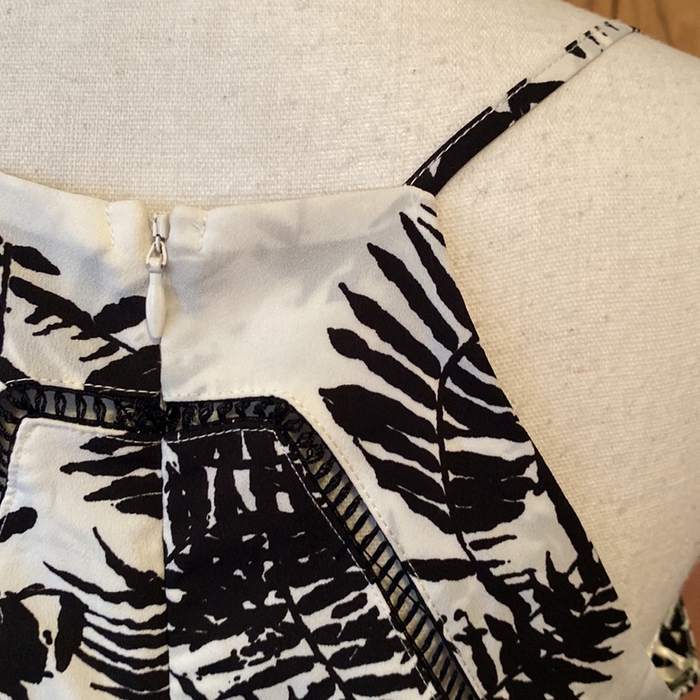 NEW BLACK AND WHITE PALM LEAF DESIGN MAXI HALTER DRESS BODICE CUT OUT SIZE MED - Picture 8 of 11